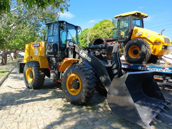 Prefeito Ant&ocirc;nio Reis entrega ve&iacute;culos e equipamentos para refor&ccedil;ar servi&ccedil;os p&uacute;blicos em Floriano(Imagem:FlorianoNews)