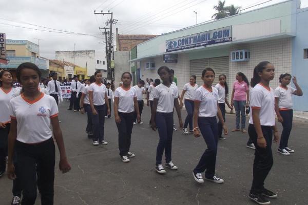 Desfile C&iacute;vico Escolar comemora o Dia do Trabalhador em Floriano.(Imagem:FlorianoNews)