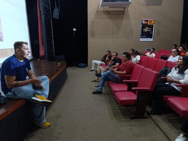 Cineasta Franklin Pires ministra oficina de cinema de baixo or&ccedil;amento em Floriano atrav&eacute;s do projeto Cine Maria(Imagem:FlorianoNews)