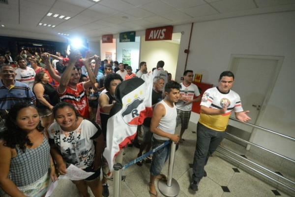 Torcedores recebem time do River-PI ap&oacute;s derrota para Bota-SP.(Imagem: Assis Fernandes/ODIA)