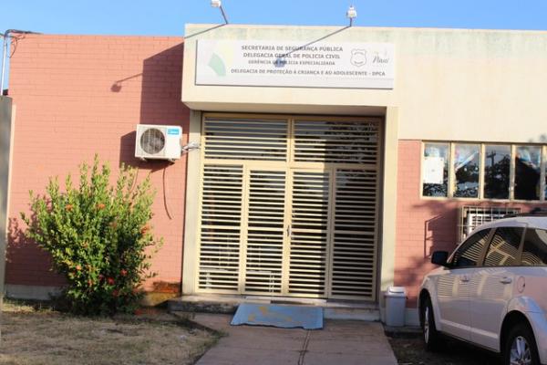 Crianças encontradas trancadas e com fome em Teresina são levadas para abrigo