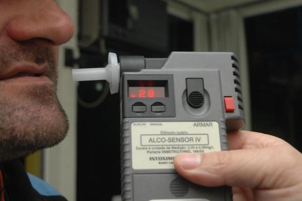 Condutor é flagrado embriagado dirigindo micro-ônibus com 10 passageiros na BR-343