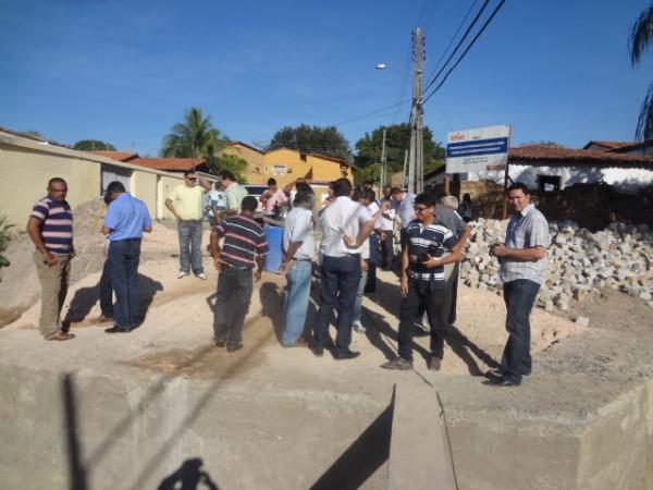Prefeitura de Floriano visitou obra de ponte no bairro Irapu&aacute; II.(Imagem:FlorianoNews)