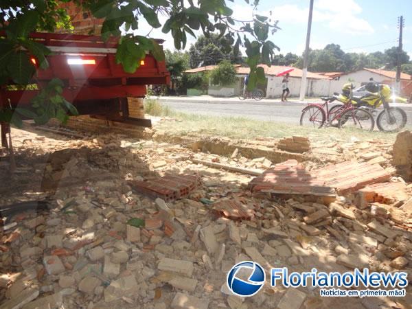 Cabine de caminh&atilde;o destrava e provoca acidente na Av. Dirceu Arcoverde.(Imagem:FlorianoNews)