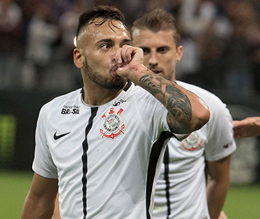 Corinthians domina o Bragantino e se garante nas semifinais do Paulista