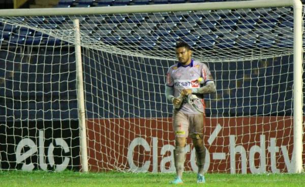 Goleiro do Piau&iacute; foi um dos protagonistas da partida ap&oacute;s falhar em gol.(Imagem:Emanuele Madeira/GloboEsporte.com)