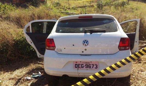 Suspeito dispara 20 tiros em carro e fere gravemente três pessoas no Dirceu