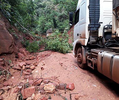 Estradas destruídas impedem produtores de escoar safra