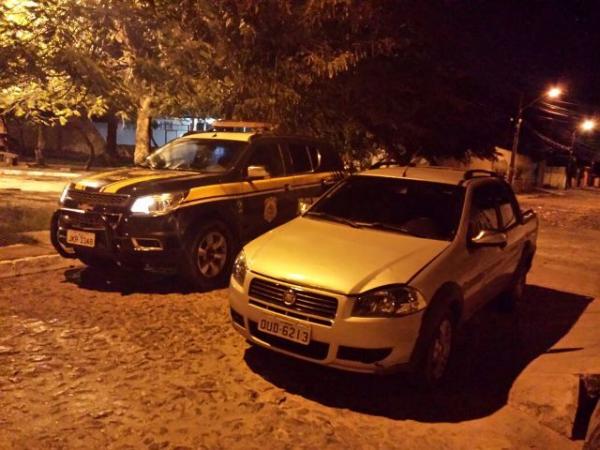 PRF recupera ve&iacute;culo roubado e apreende material usado em arrombamentos.(Imagem:PRF)