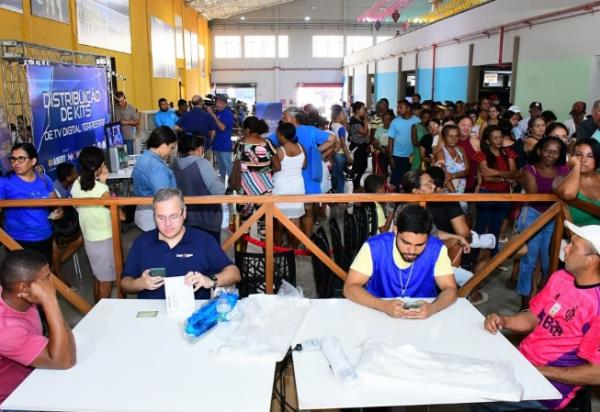 Floriano recebe ação de distribuição gratuita de kits de TV digital terrestre