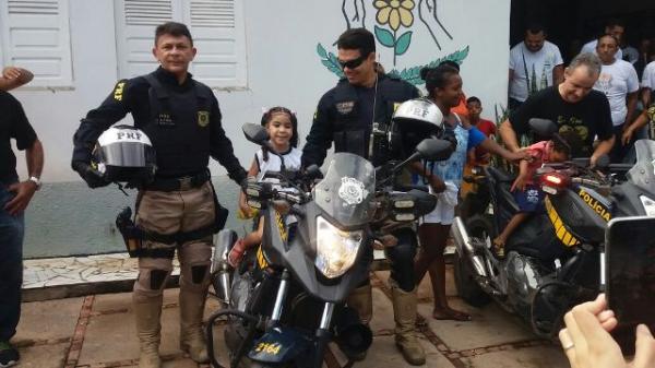 PRF realiza visita APAE Floriano e promove a&ccedil;&atilde;o social.(Imagem:PRF)