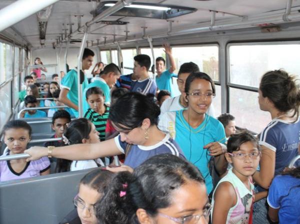 Estudantes fazem percurso em p&eacute; nos &ocirc;nibus escolares de Cocal.(Imagem:Gilcilene Ara&uacute;jo/G1)