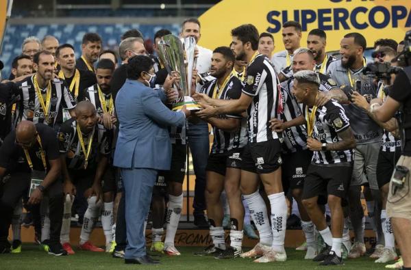 Em 80 dias, Atlético-MG empilha as três taças nacionais da CBF: "Trabalho sério", diz presidente