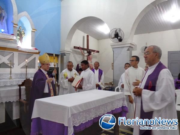 Pe. Aristides Ferreira toma posse como p&aacute;roco de Nazar&eacute; do Piau&iacute;.(Imagem:FlorianoNews)