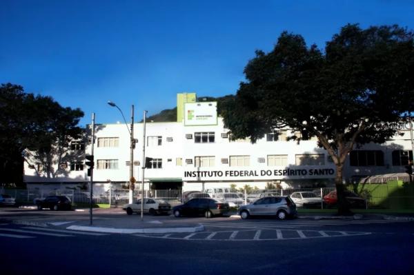 Ifes lança editais de concursos públicos com salários de até R$ 4 mil