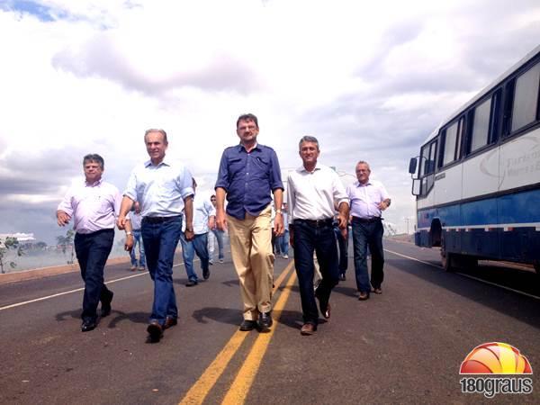 Gustavo Neiva participou da entrega da primeira etapa de pavimenta&ccedil;&atilde;o entre Gilbu&eacute;s e Santa Filomena.(Imagem:180graus)