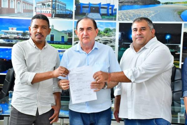 Prefeito de Floriano assina duas ordens de serviço para obras nas áreas de saúde e mobilidade urbana