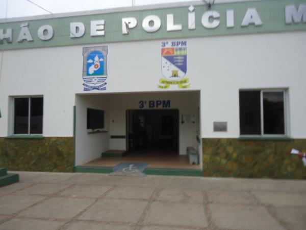 Plantão da PM registra arrombamento, roubo de moto e assalto a transeunte