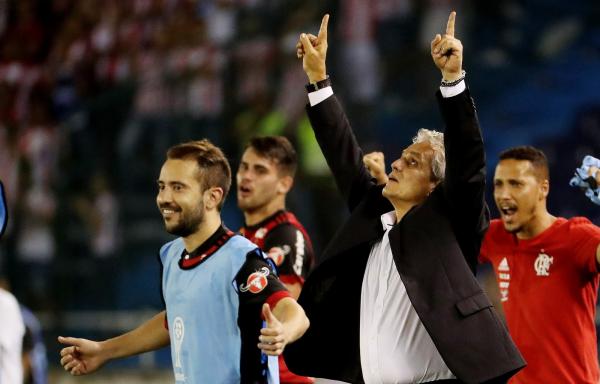 Reinaldo Rueda vibra com a vit&oacute;ria contra o Junior Barranquilla: treinador tem mais um ano de contrato com o Flamengo.(Imagem:Leonardo Mu&ntilde;oz / Ag&ecirc;ncia EFE)
