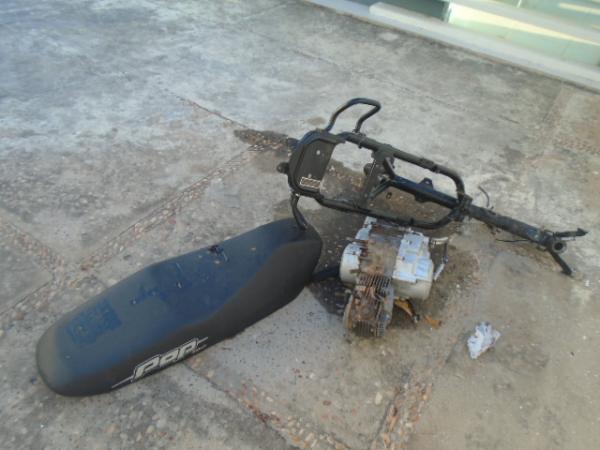 PM recupera partes de motocicleta em lixão de Floriano