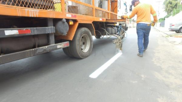 Avenida que dá acesso ao bairro Guia recebe sinalização
