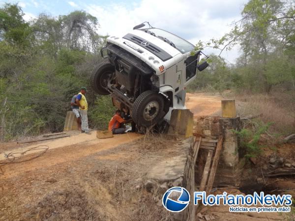 Caminh&atilde;o fica inclinado ap&oacute;s desabamento de ponte na zona rural de Floriano.(Imagem:FlorianoNews)
