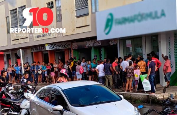 Moradores fazem fila em farmácia em busca de álcool em gel e máscaras