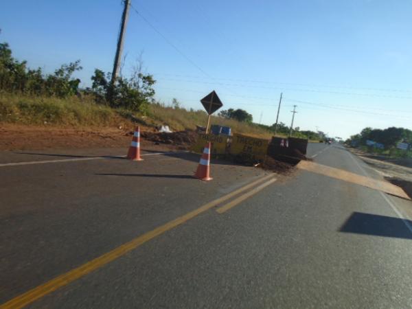 Motociclista não vê sinalização de obra e sofre acidente em Floriano