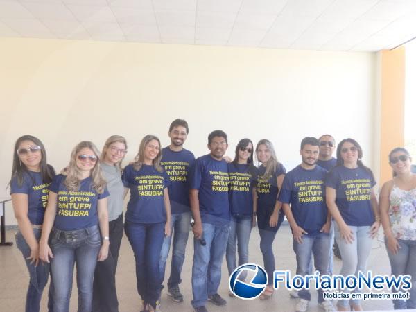 Servidores t&eacute;cnico-administrativos em educa&ccedil;&atilde;o da UFPI deflagram greve em Floriano.(Imagem:FlorianoNews)