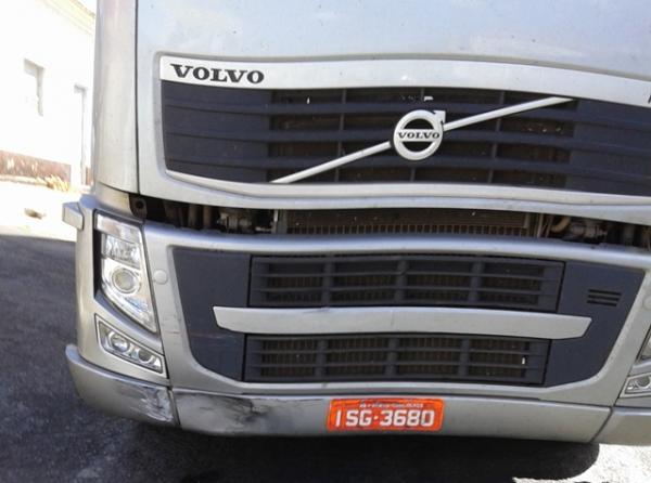 Carro capota após colidir com carreta no Centro de Floriano.(Imagem:FlorianoNews)