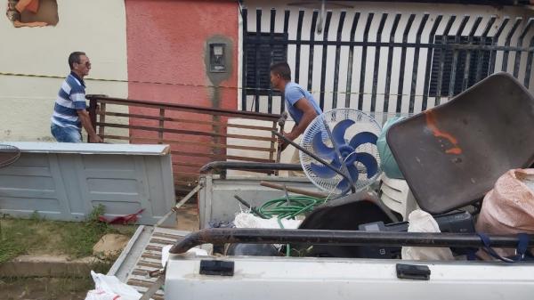 Moradores tentam salvar objetos de dentro de casas amea&ccedil;adas pela chuva em Piripiri, no Piau&iacute;.(Imagem:Renan Nunes/ TV Clube)