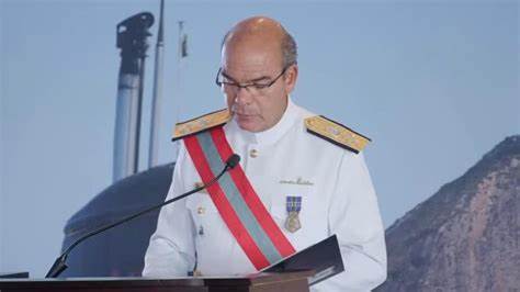 Almirante Marcos Sampaio Olsen assume Marinha; antecessor não foi à cerimônia