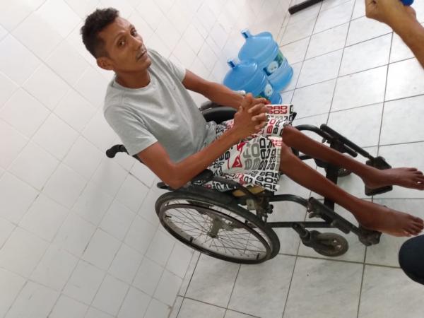 Cadeirante é preso com arma e drogas dentro de casa no Residencial Alto da Cruz
