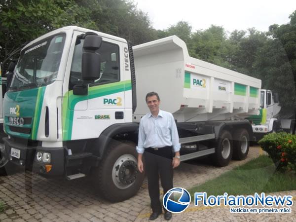 Prefeito Gilberto J&uacute;nior recebeu caminh&atilde;o-ca&ccedil;amba do PAC 2.(Imagem:FlorianoNews)