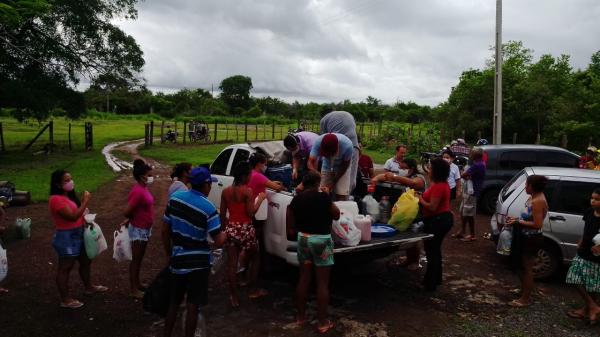 Produtos de limpeza s&atilde;o doados &agrave; moradores da zona rural de Floriano(Imagem:FlorianoNews)