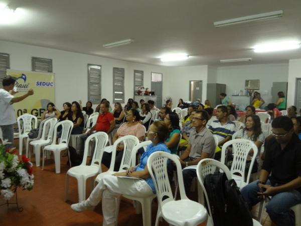 Educadores participam de capacita&ccedil;&atilde;o sobre o uso consciente de energia el&eacute;trica.(Imagem:FlorianoNews)