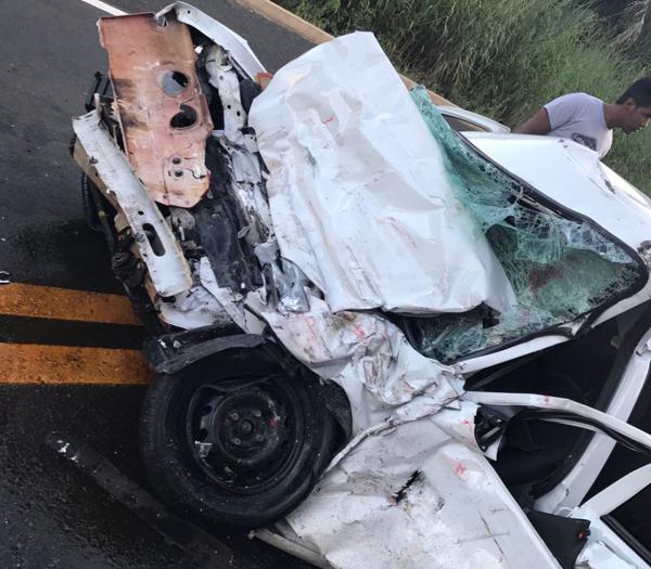 Homem morre após carro colidir de frente com carreta na BR-343, no PI