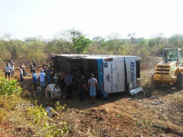 Ônibus tomba, criança morre e 15 ficam feridos no Piauí