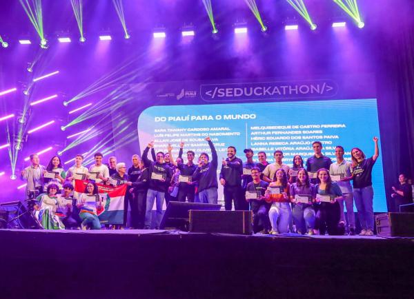 Seduckathon: Quinze estudantes Seduc embarcam para intercâmbio na Alemanha na sexta-feira (29)