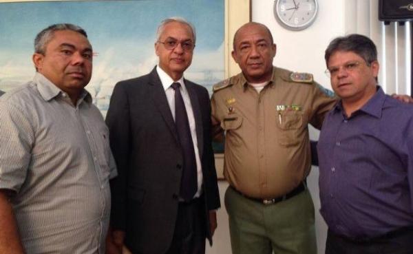 Deputado Gustavo Neiva participa de reunião com Prefeito e Secretário de Segurança