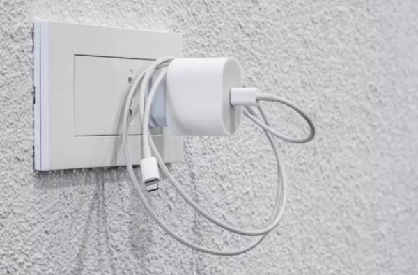 Tirar equipamentos que n&atilde;o estejam sendo utilizados da tomada &eacute; outra dica.(Imagem:Reprodu&ccedil;&atilde;o)