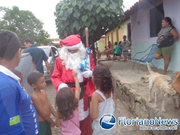 Crian&ccedil;as recebem primeiros presentes do Papai Noel dos Correios em Floriano.(Imagem:FlorianoNews)