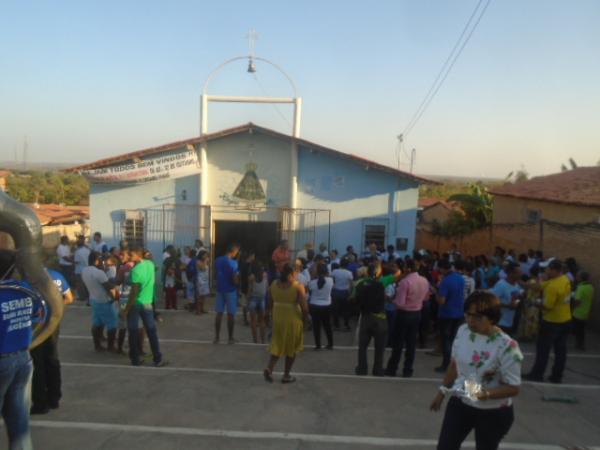 Comunidade cat&oacute;lica participa da abertura dos festejos de Nossa Senhora Aparecida.(Imagem:FlorianoNews)