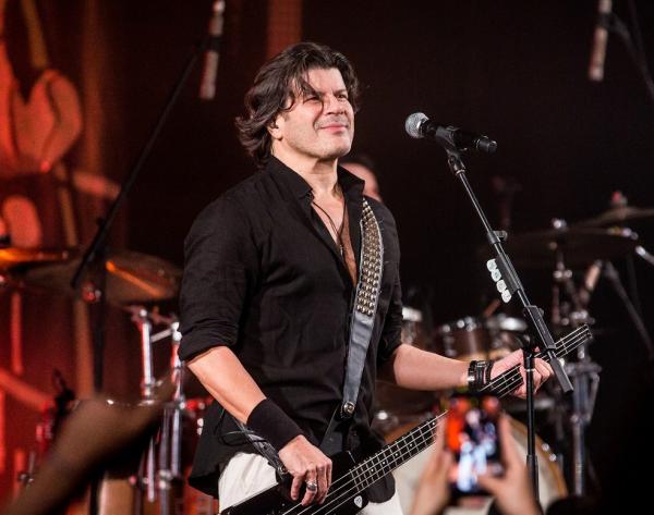 Paulo Ricardo recorre a hits de Alok, Cazuza e John Lennon no álbum "Sex on the beach"