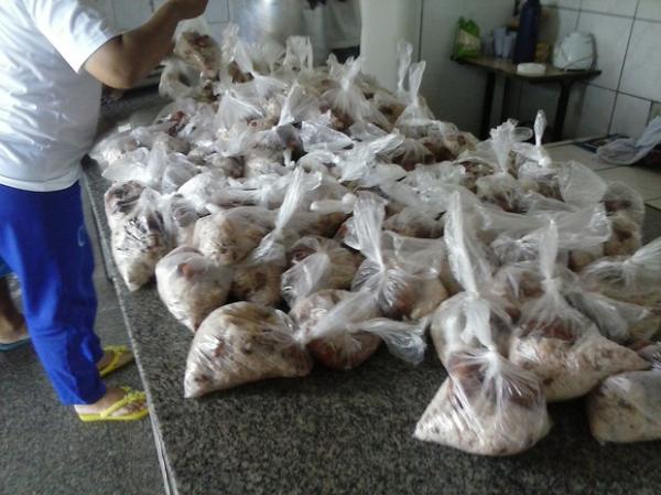 Servidores distribuem a refei&ccedil;&atilde;o nos sacos pl&aacute;sticos.(Imagem:Sinpoljuspi)