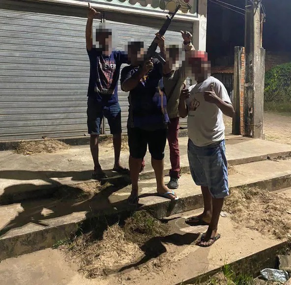 Grupo é filmado com fuzil roubado de delegacia e atirando em via pública na cidade de Miguel Alves