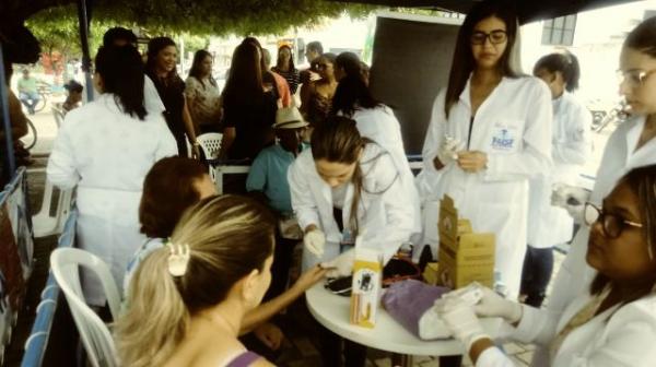 FAESF realiza a&ccedil;&atilde;o social em Floriano pelo Dia do Farmac&ecirc;utico.(Imagem:FlorianoNews)