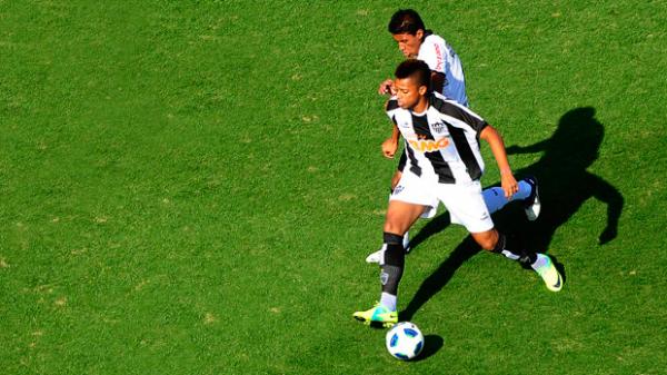 Paulinho, do Corinthians, persegue Andr&eacute;, do Atl&eacute;tico-MG.(Imagem: Marcos Ribolli / Globoesporte.com)