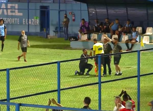Atacante do Corisabbá implora de joelhos para assistente mudar decisão após gol anulado