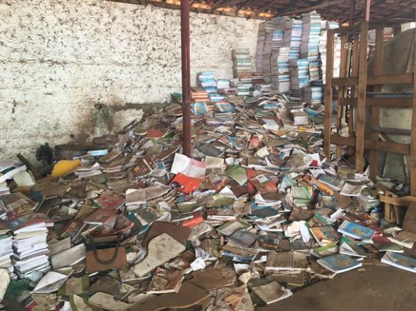 Livros didáticos viram papel higiênico em depósito da prefeitura no Piauí